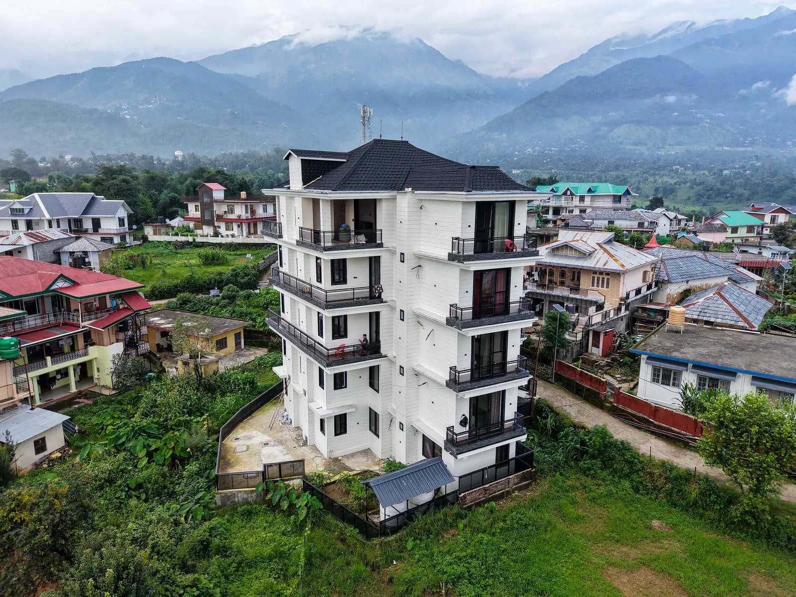 The White House, Holta, with the full Dhauladhar range behind it above the Kangra valley