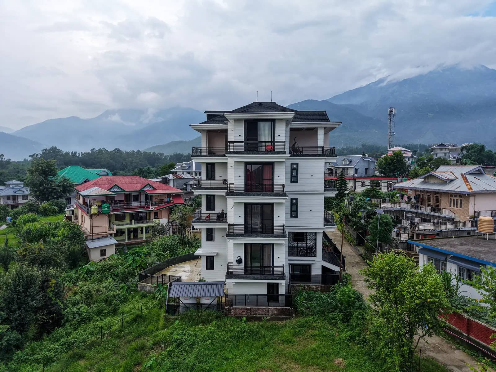 The White House from the south-west, the Dhauladhar range across the horizon