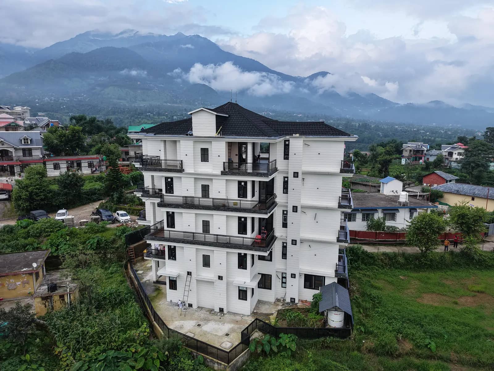 The White House among the houses of Holta, mountains rising directly behind